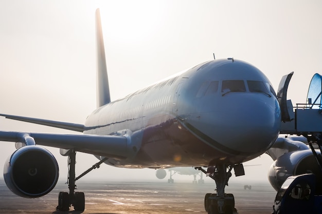 Avions dans le brouillard sur le tarmac de l'aéroport