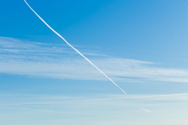 Avions laissant une trace diagonale sur un ciel bleu