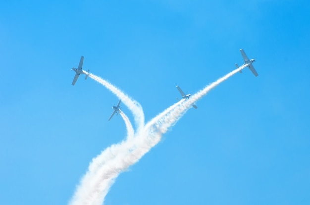 Avions à moteur léger avec une trace de fumée blanche