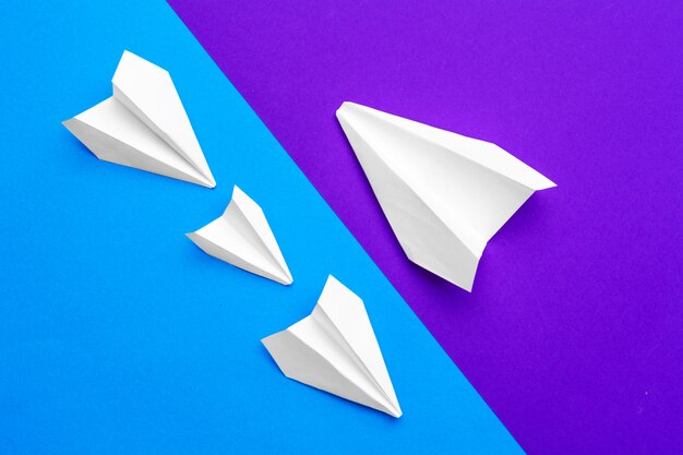 avions en papier blanc