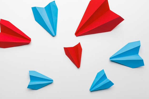 Avions En Papier Rouge Et Bleu. Concept De Compétition De Leadership Et D'affaires