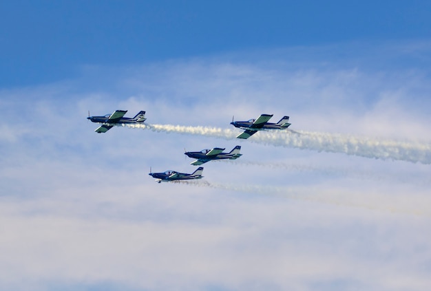 Avions de parade en vol à basse altitude