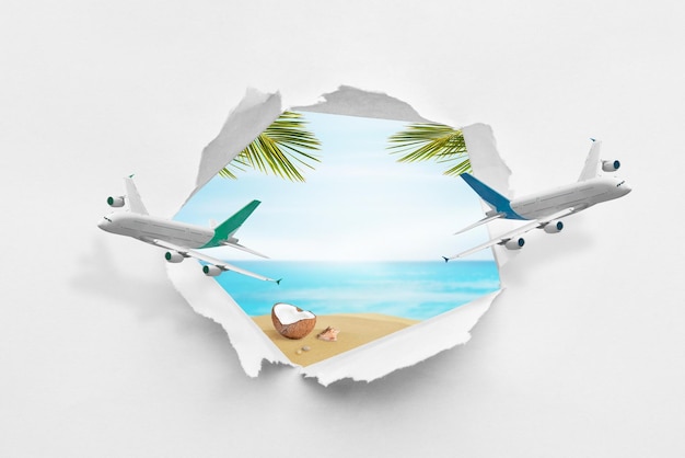 Les avions traversent le papier et font un trou à travers lequel une plage de rêve tropicale Concept de voyage d'été