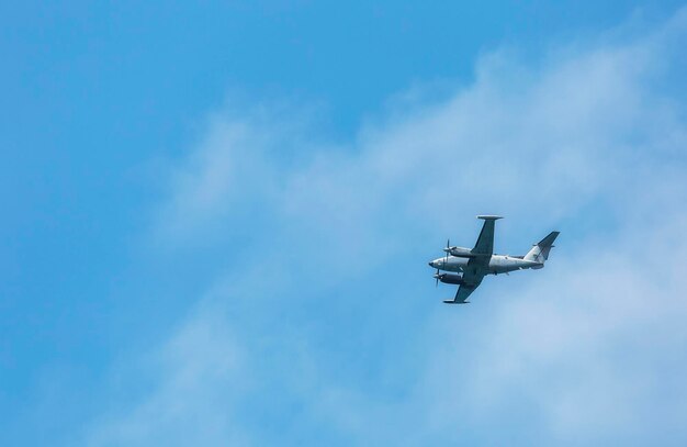 Des avions volent sur fond de nuages en Israël