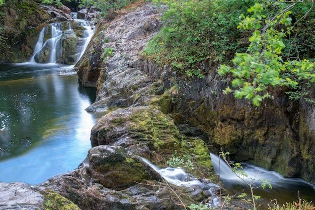 Avis de Beezley Falls sur la rivière Doe près d'Ingleton dans le Yorkshire Dales