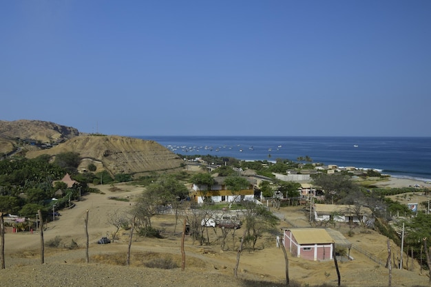 Photo avis de mancora à partir d'une haute colline au pérou