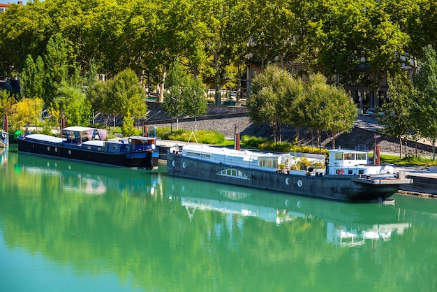 Avis de péniches sur le fleuve à Lyon France