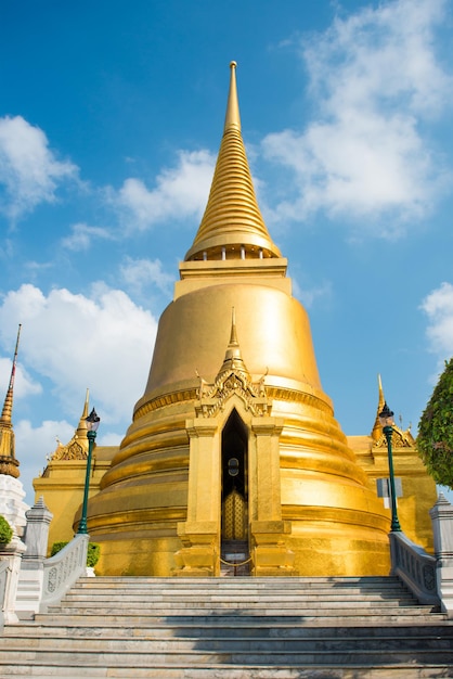 Avis de Phra Si Rattana Chedi stupa d'or près de Temple du Bouddha d'Émeraude Grand Palais Bangkok Thaïlande