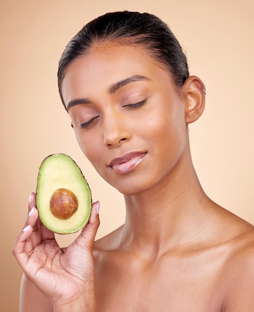 Avocado beauté faciale et femme en studio fond et oméga 3 pour le bien-être esthétique visage de calme modèle féminin indien soins de la peau naturels et fruits pour les cosmétiques durables nourriture saine ou lueur