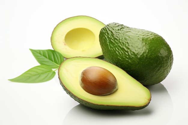 Avocado isolé et deux tranches de fruit sur un fond blanc