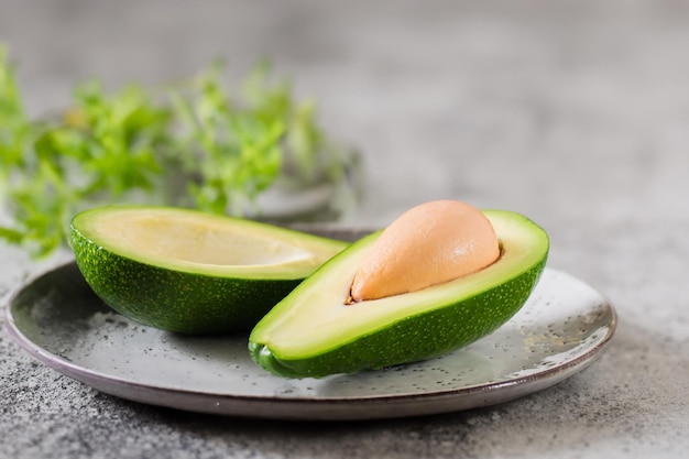 Un avocado nutritif sur une table en bois