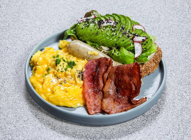 Avocado Toast English Breakfast servi dans un plat isolé sur fond vue de dessus de la nourriture taïwanaise