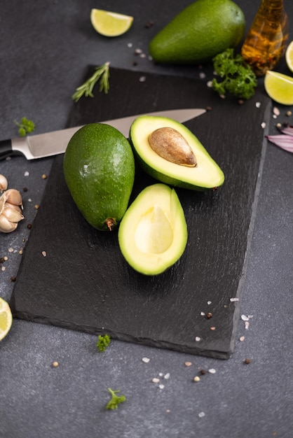 Photo avocado vert sur une planche à servir en pierre