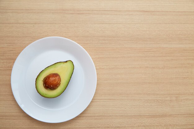 Avocat sur assiette blanche