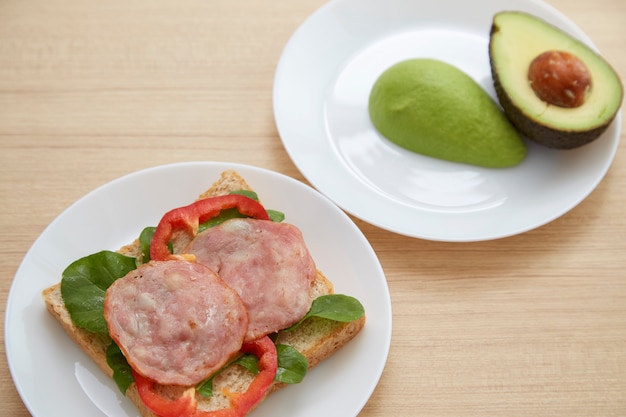 Avocat sur assiette blanche