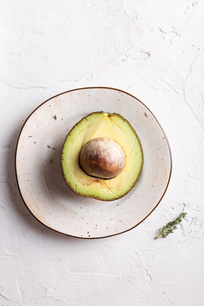 Avocat sur une assiette, concept d'alimentation saine