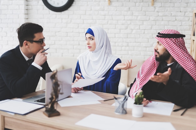 Avocat au bureau avec son mari et sa femme arabes.