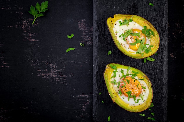 Avocat Au Four Avec œuf Et Salade Fraîche. Plat Végétarien. Vue De Dessus, Au-dessus. Régime Cétogène. Keto Food