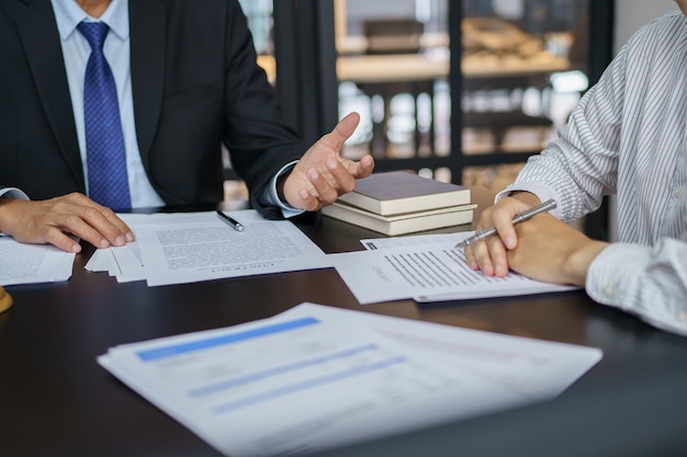 Avocat Conseil juridique présente au client un contrat signé avec marteau et droit juridique justice et avocat Concept de réunion de partenariat d'affaires