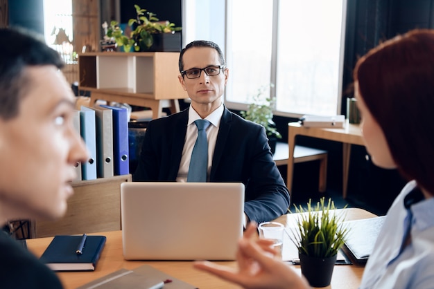 Avocat de consultation. Ayant des difficultés dans la relation.