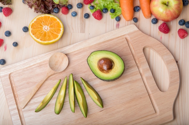 Avocat coupé en tranches sur une planche à découper