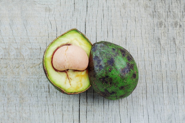 avocat coupé sur le vieux bois.