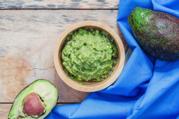 Avocat dans un bol et une nappe.