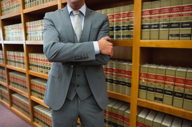 Photo avocat debout dans la bibliothèque de droit