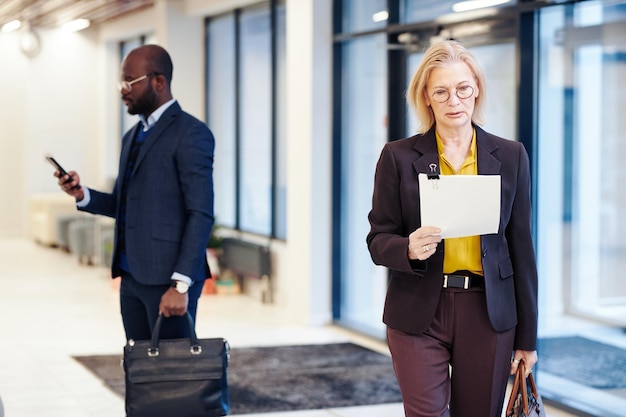 Avocat avec un document quittant la salle d'audience