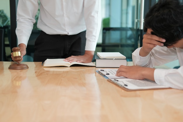 Un avocat donne des conseils à un homme désespéré. homme d'affaires discutant de la législation juridique au cabinet d'avocats. réunion de l'équipe de juges au tribunal