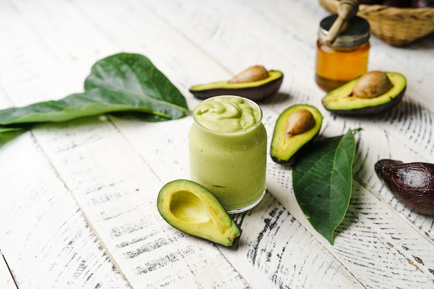 Avocat épinards et smoothie vert aliments sains fond blanc