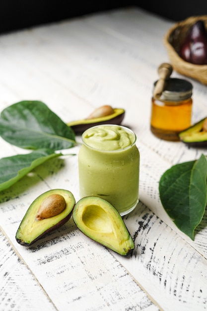 Avocat épinards et smoothie vert aliments sains fond blanc