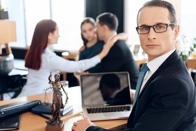 L&#39;avocat de la famille est assis à la table avec la famille qui divorce