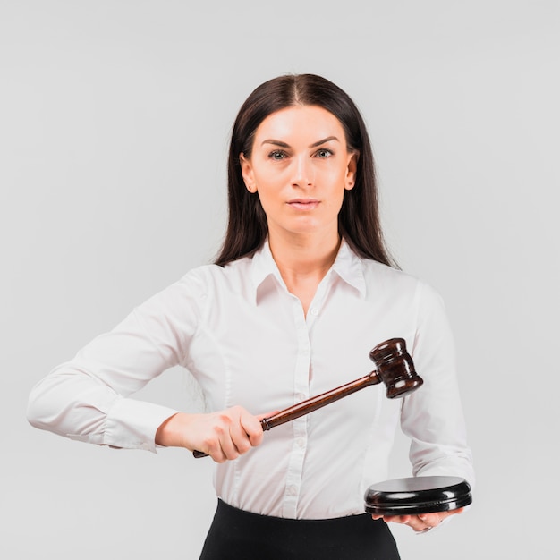 Avocat femme debout avec marteau