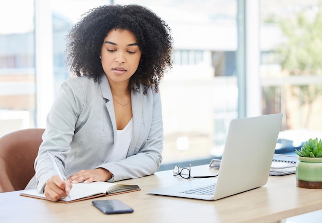 Avocat femme noire et écrit dans un livre au bureau pour le rappel de note de rendez-vous d'un client juridique à Chicago aux États-Unis Organisation d'une avocate d'entreprise en milieu de travail professionnel avec calendrier