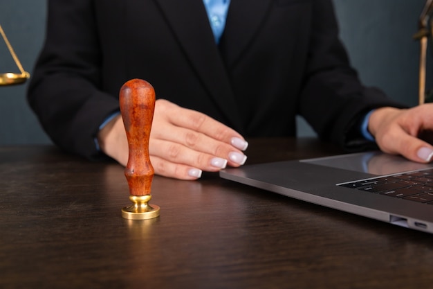 Avocat femmes d'affaires travaillant et notaire signe les documents au bureau