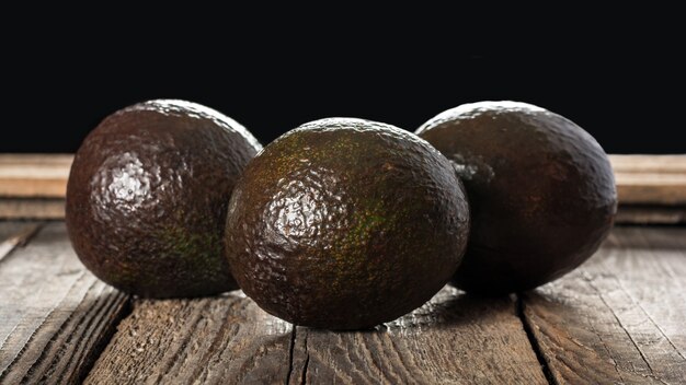 Avocat sur un fond en bois