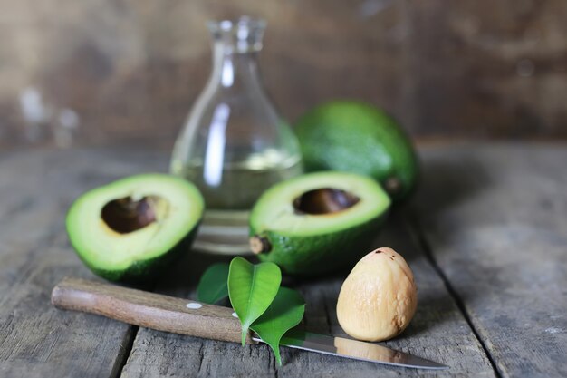 Avocat sur fond de bois