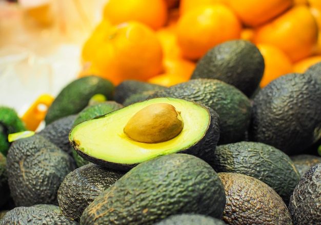 Avocat frais (avocat) vendu dans les supermarchés.