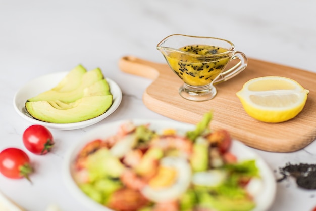 Avocat frais, crevettes, salade de mangue avec laitue, tomates cerises