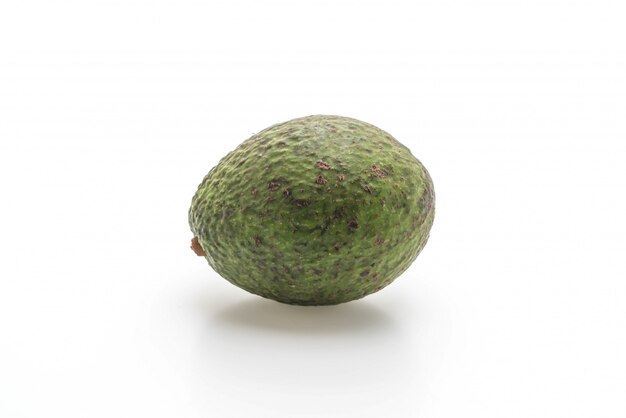 avocat frais sur fond blanc