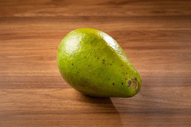 Avocat frais mûr sur la table