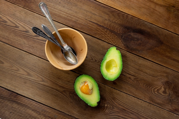 Avocat frais sur table en bois