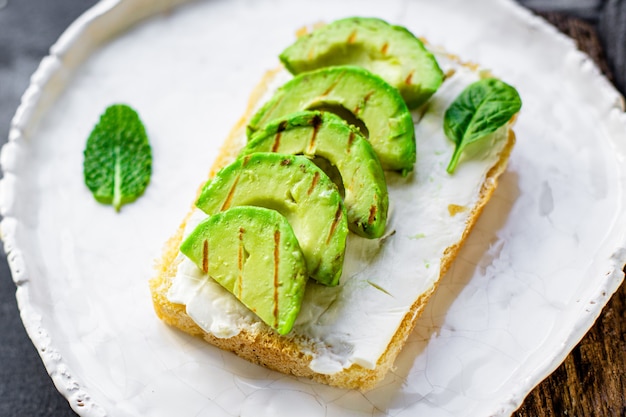 avocat frit grill barbecue sandwich aux légumes collation végétarienne