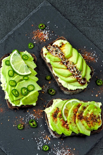 Avocat grillé sur une planche de pierre.