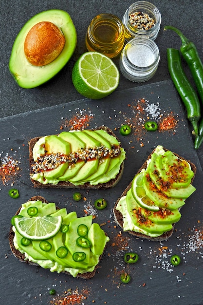 Avocat grillé sur une planche de pierre.