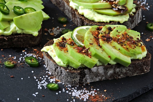 Avocat grillé sur une planche de pierre.