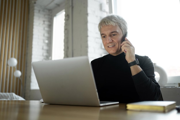 L'avocat gris fait un rapport financier dans l'entreprise Le responsable de l'âge travaille au bureau