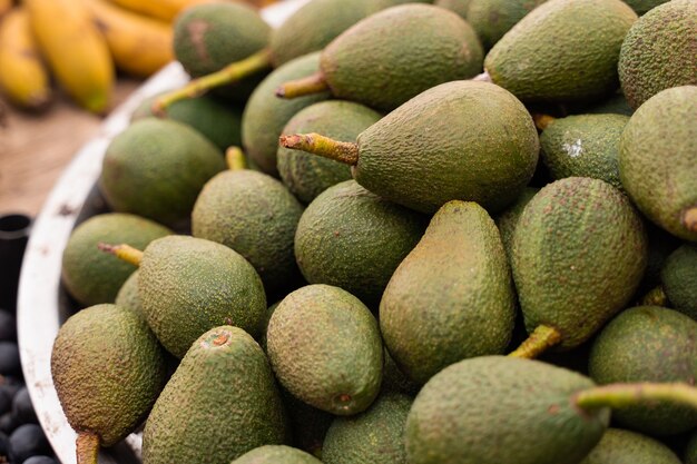 Avocat Hass sur le comptoir du marché. Avocats verts frais.