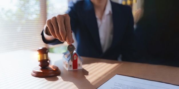 Photo avocat ou juge masculin consulte le client et travaille avec le rapport de l'affaire sur la table au bureau concept de droit et de justice